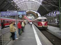 Der Weltmeisterzug von 1954 am WM-Bahntag 09.04.2006 mit VT 08 503 voraus am Gleis 12 in der Halle des Hauptbahnhofes Frankfurt am Main. Auf dem neuen digitalen Zugzielanzeiger steht standesgem�� Weltmeisterzug in der Anzeige. 