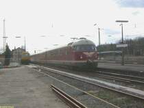 Anl��lich des WM-Bahntages am 09.04.2006 in Frankfurt am Main pendelte der Weltmeisterzug von 1954 mit VT 08 520, VM 08 512 und 510 sowie VT 08 503 zwischen dem Hauptbahnhof und dem Bahnhof Stadion. Diese Aufnahme zeigt den Triebzug auf dem Nebengleis im Bahnhof Stadion vor der R�ckfahrt zum Hauptbahnhof.