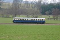 5042 014-0 als Sonderzug auf der schon stillgelegten Bahnlinie Waidhofen/Thaya nach Waldkirchen/Thaya. Hier am 17.4.2006 kurz vor Dobersberg.