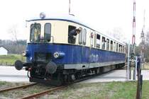 5042 014-0 als Sonderzug auf der schon stillgelegten Bahnlinie Waidhofen/Thaya nach Waldkirchen/Thaya. Hier am 17.4.2006 bei der Einfahrt in Dobersberg.