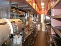 Tag der offenen T�r in der HW Landquart.Blick in die K�che des neuen Servicewagens vom Glacier Express.29.04.06