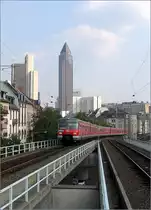 Im Hintergrund der Messeturm -

Einfahrt einer S-Bahn der Baureihe 420 in den Frankfurter Westbahnhof. Dieser Bahnhof hat Bahnsteige auf zwei Ebenen, da sich hier die Strecken kreuzungsfrei verzweigen. 

01.09.2005 (M)
.