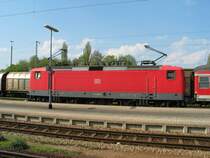 Ihre Schokoladenseite zeigt uns 143 888 am sonnigen 2.5.2006 in Plattling HBF.