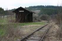 Ehemalige Bahnlinie Waidhofen/Thaya-Slavonice: Hier die �berreste der Haltestelle Gilgenberg, Blick Richtung Tschechien. (17.4.2006)