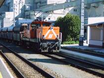 1063 020-0 ist am 04.05.2006 vormittag mit Verschubarbeiten am
Bahnhof Kirchdorf a.d. Krems besch�ftigt. Im Hintergrund erkennt man das riesige Geb�ude vom Zementwerk Kirchdorf.