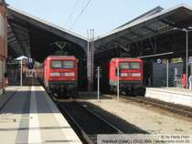 Links RE1 nach Brandenburg Hbf, rechts der aus Eisenh�ttenstadt kommende RE1 nach Magdeburg. Aufgenommen in Frankfurt Oder am 03.05.06 .