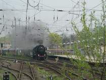 Einfahrt des Traditionszuges nach Wolsztyn am 29.4.2006 in Erkner. 52 8177 hatte an diesem Tag auf den letzten Kilometern einen Schaden und erreichte gerade noch Wolsztyn. Die Lok verblieb dann dort und kehrte erst am 5.5.06 nach erfolgreicher Reparatur zur�ck nach Deutschland. Der Traditionszug fuhr zur�ck dann mit verschiedenen Loks: SU45, eine mir unbekannt gebliebene E-Lok sowie ab Frankfurt(Oder) dann mit 119 158-4.