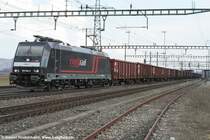 Die Crossrail BR 185 564-2 bringt den TXL-Zug 79444 von Chiasso nach Basel Kleinh�ningen Hafen. Bei Hendschiken, 22.03.2006.