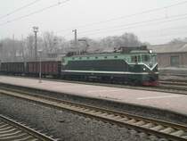 SS1632 zieht einen G�terzug zwischen Shanghai und Xi'an. Bei der Bezeichnung bin ich mir nicht ganz sicher. Die Schriftzeichen stehen f�r Shaoshan, die Heimatstadt von Mao Tse Tung. April 2006