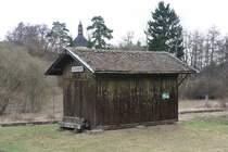 Ehemalige Bahnlinie Waidhofen/Thaya-Slavonice: Hier die noch recht gut erhaltene Haltestelle Gilgenberg. (17.4.2006)