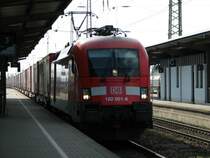 182 001 mit einem Kontainerzug aus N�rnberg kommend bei der Durchfahrt durch Plattling HBF. 2.5.2006