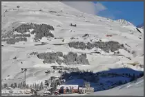 Der R835 aus Disentis ist bereits eine Stufe tiefer und wechselt noch zweimal die Fahrtrichtung, um stets mit Zahnradunterst�zung Andermatt im Talboden zu erreichen. (10.01.2012)
