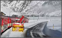 Kurz vor Andermatt fr�st sich eine Schneeschleuder auf der Strasse nach Realp ihren Weg. (10.01.2012)