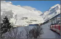 R538 beim Einfahrvorsignal von Hospenthal. An der gegen�beliegenden Talseite hat soeben R835 die Station N�tschen Richtung Andermatt verlassen. (10.01.2012)