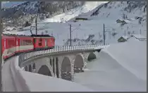R538 mit Deh 4/4 51 �berquert die Reuss zwischen Realp und Hospenthal. (10.01.2012)