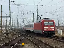 Leipzig Hauptbahnhof am 16. Januar 2011, Einfahrt 101 129-5 mit dem IC 2158 (Dresden –Frankfurt(M) Flughafen Fernbf) auf Gleis 11