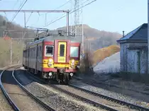 Triebzug der Reihe AM 62-63 f�hrt am alten Geb�ude  Dolhain-Vicinal  vorbei (IRq-Zug nach L�ttich/Li�ge-G.; 17. Januar 2012.)