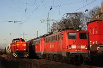 Rechts steht die defkte 140 810 mit der 140 838 und einem Kohlezug und links f�hrt die NE VIII mit einem leeren Kalkstaubzug durch. 