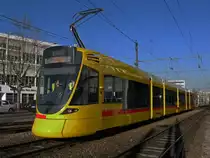 Tango mit der Betriebsnummer 157 f�hrt Richtung Haltestelle Neue Welt. Vorne links fehlt noch der rote Zierstreifen. Die Aufnahme stammt vom 16.01.2012. Ich stehe auf einem Fusg�nger�bergang und nicht im Gleisbereich! 