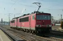 155 033-4 mit 155 133-2 im Schlepp sind am 17.01.2012 in Kaiserslautern