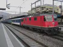 Ersatz IR 2080 in Baden. Im Bild die Re 4/4 II 11181 hinter dem EWI/II Reserve-Pendel Olten. Da der Steuerwagen einen defekt hatte, wurde diese Re 4/4 II als Ersatz-Steuerwagen davor, bzw. dahinter geh�ngt. An der Spitze des Zuges ist die Re 4/4 II 11115, 17.01.2012.