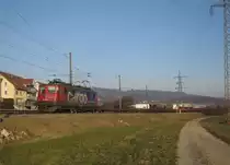 Die Ae 610 492 mit einem G�terzug zwischen Otelfingen Golfpark und Otelfingen, 17.01.2012.

