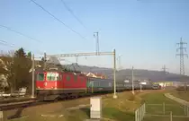 Ein einmaliges Bild.. Der Reserve-Pendel Olten, ein EWI/II Pendel, mit 2 Re 4/4 II, vorne im Bild 11115, hinten im Bild, vor dem BDt Steuerwagen, die 11181 als Ersatz IR 2079 zwischen Otelfingen und Otelfingen Golfpark! Aufgrund einer Fahrleitungsst�rung zwischen Dietikon und Schlieren wurden die Flugz�ge Basel-Z�rich Flughafen via W�renlos-Otelfingen-Regensdorf umgeleitet. Dieses Bild entstand nur durch Zufall, da die Linie Dietikon-Schlieren bereits wieder ge�ffnet war. Da der Zug jedoch aus einem anderen Grund versp�tet war, wurde kurzfristig entschieden, auch diesen Zug noch umzuleiten, durch die Umleitung konnte die Versp�tung aufgeholt werden, 17.01.2012.