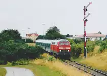 Als am Morgen des 11.7.01 die 218 305 ihren Wendezug nach Steinach zur�ck zog, war das Stellwerk in Rothenburg noch nicht besetzt. Das „durchgeschaltete“ Einfahrsignal zeigte noch „Fahrt frei“ f�r die Gegenrichtung, denn der Fahrdienstleiter kam erst mit dem G�terzug gegen 9 Uhr.