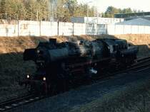 52 8177-9 vor dem ehemaligen Rheinsberger Kraftwerk. 8.12.02