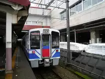 Hokuetsu Express Lokalz�ge: F�r diese Dienste wurden 1997-2003 12 Wagen beschafft, die Einzelwagen 1 bis 10, und ein Zweiwagenzug 101+102. Im Bild steht Wagen Nr.2 in der schneereichen Ausgangsstation Echigo Yuzawa, im  Loch  unter den erdr�ckenden Bauten des Shinkansen. 28.Februar 2010.