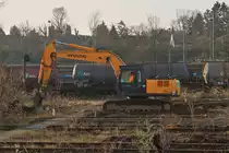 Jetzt geht`s los, die ersten Bagger arbeiten in Aachen West. Die Bahn hat hier ca.250.000 m�, das sind etwa 40 % des Bahnhofs verkauft, hier soll demn�chst der Campus Westbahnhof der RWTH Aachen enstehen. Ein Teil der Gleisanlagen liegt bereits seit vielen Jahren brach, deshalb mu� hier erst mal der Birkenwald der sich hier selbst gesetzt hat gerodet werden. Anschlie�end werden hier die Gleise und einige Geb�ude abgerissen. Auf dem Bauschild der Bahn nennt sich das  Fl�chenfreisetzung . 