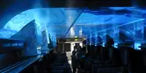 Was ist denn das?? Ein Tiefseeaquarium! Der Hokuetsu Express ist tief im Tunnel drin, im  Zuschauerraum  sind die Lichter gel�scht, und �ber die Decke kommen die fantastischsten Meerestiere geschwommen. Um die langen Tunnelfahrten etwas kurzweiliger zu machen, projizieren Beamer in Wagen Nr. 9 eine wunderbare Tiefseelandschaft an die Decke. 16.Oktober 2011.
