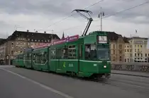 Be 4/6S mit der Betriebsnummer 683 und ein B4 �berqueren die Mittlere Rheinbr�cke Richtung Haltestelle Rheingasse. Die Aufnahme stammt vom 13.08.2011.
