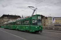 Dreiwagenzug mit dem Be 4/4 498 an der Spitze �berquert die Mittlere Rheionbr�cke Richtung Haltestelle Rheingasse. Die Aufnahme stammt vom 13.08.2011.