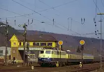 110 476 f�hrt mit ihrem Nahverkehrszug am 10.03.1992 in den Bahnhof Finnentrop ein.