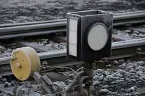 Weichenstellwerk am Bahnhof Neustadt Aisch mit Lach-Smiley. 