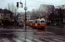 Wien Wiener Linien SL J (E1 4530 (Bombardier-Rotax, vorm. Lohnerwerke, in Wien-Floridsdorf 1975)) XVI, Ottakring, Johann-Nepomuk-Berger-Platz am 19. März 2000. - Scan eines Diapositivs. Film: Kodak Ektachrome ED3. Kamera: Leica CL.