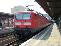 143 864 wartet in Potsdam Hbf auf einen versp�teten RE. Sie wird dann ihren Sonderzug zum Baumbl�tenfest nach Werder/H. fahren.