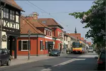 Eingleisig durch Linkenheim -

Die S-Bahnlinie S1/11 fährt in der engen Ortsdurchfahrt in Linkenheim eingleisig in der Straße. Stadtauswärts fährt sie denn Autos entgegen. 

06.05.2006 (M)