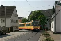 Auf der falschen Seite -

Eine Stadtbahn der Linie S1 kommt in Linkenheim um die Kurve und den Autos auf ihrer Fahrspur entgegen. Mit gutem Willen und etwas Phantasie gelang es den Verkehrsplanern hier, eine Stadtbahntrasse mitten durch den engen Ortskern zu führen. Früher führte hier eine Bundestraße durch den Ort. Eine Umgehungstraße wurde gebaut und die Ortsdurchfahrt verkehrsberuhigt. Dadurch wurde es ermöglicht die Stadtbahn direkt durch den Ort zu führen. Eröffnet wurde die Strecke 1989. 

06.05.2006 (M)