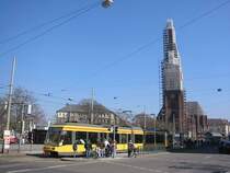 Eine Niederflur-Stra�enbahn der Linie 2 f�hrt am 20.03.2006 in die Haltestelle Durlacher Tor in der Kalrsruher Oststadt ein. Die Linie 2 f�hrt weiter in �stlicher Richtung zu den Ortsteilen Durlach und Wolfartsweier. Im Hintergrund die Kirche St. Bernhard, deren Turm zur Zeit saniert wird.