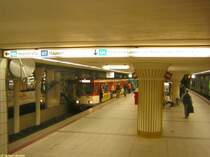 Am 15.04.2006 ist der 5. Zug der Linie U6 zur Heerstra�e mit den Ptb-Triebwagen 698 und 737 gerade in die Station Bockenheimer Warte eingefahren.