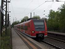 425 524-6 als RB42 nach Haltern am See beim Halt im Bf Recklinghausen S�d.
4.5.06