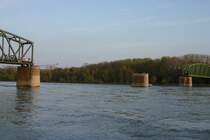 Blick auf die zerlegte Eisenbahnbr�cke �ber die Donau in Krems.
Der mittlere Br�ckenpfeiler wurde bei der Kollision mit einem Schubschiff schwer besch�digt! (17.4.2006)