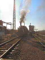 89 6009 steht am Museumsbahnsteig mit dem Sonderzug und wartet auf Abfahrt aus dem SEM Chemnitz