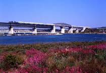 Zur Linie Miramas - L'Estaque gehört die Caronte-Brücke bei Martigues. Am 05.05.1998 befahren zwei BB66600 die Drehbrücke aus dem Jahr 1915.
