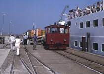 329 503 hat am Anleger die Wagen neben dem Schiff zum Laden positioniert und wartet darauf, da� der Zug wieder zur R�ckfahrt zusammengestellt werden m�ssen, 20.05.1989.