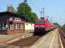 Gleisbauarbeiten gepaart mit sch�nem Wetter erm�glichte dieses sch�ne Bild: RE38565 mit Lok 143 176 wartet im Bf Kerkwitz b. Guben auf Eintreffen des Gegenzuges bei eingleisigem Betrieb. 07.05.06