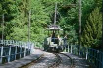 BC Museumsbahn-Extrazug 92625 von Ende Baye de Clarens-Viadukt nach Weiche Chaulin am 19.05.1997 auf Baye de Clarens-Viadukt mit Traktor exVBZ Te 2/2 926.
