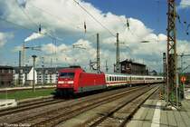 Bei herrlichem Fotowetter f�hrt 101 072 mit IC 2064 am 30.04.06 in den Chemnitzer Hauptbahnhof ein.